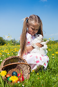 女孩拥抱着东兔子图片