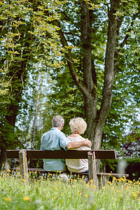 一对浪漫的老夫妇坐在一起 坐在一张长椅上图片