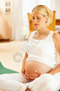 做怀孕瑜伽的孕妇腹部孩子母亲女性活动父母体操呼吸女士婴儿图片