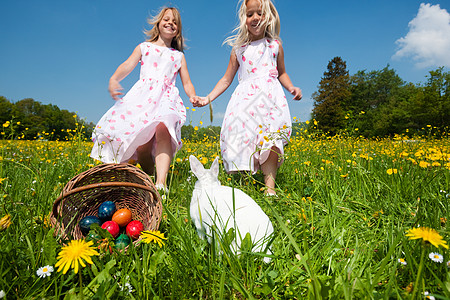 复活节儿童与兔子一起打蛋草地蓝色孩子传统家庭女孩们孩子们跑步寻蛋绿色图片