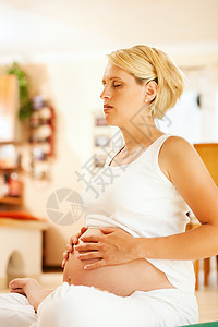 做怀孕瑜伽的孕妇腹部婴儿女性肚子女士母亲呼吸父母冥想体操图片