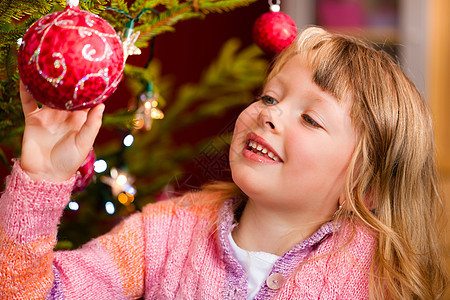 家庭装饰圣诞树女儿金发孩子微笑装潢玩具背景图片