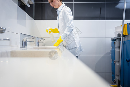 在公共洗手间打扫清洁池女佣女工职员看门人浴室保洁员餐厅厕所工作人员图片