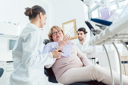 牙科医生和助理请高级病人贺卡牙医女士护士白色职业牙齿咨询手术外科诊所图片