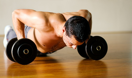 锻炼俯卧撑健身肌肉运动员身体哑铃成人男性健身房运动训练图片