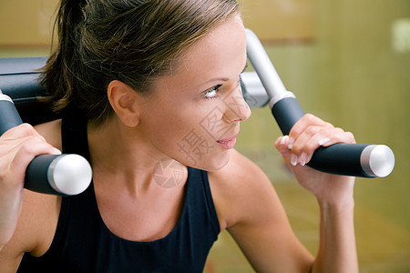 在健身房工作的妇女运动员哑铃俱乐部肌肉运动数字力量重量健身训练图片