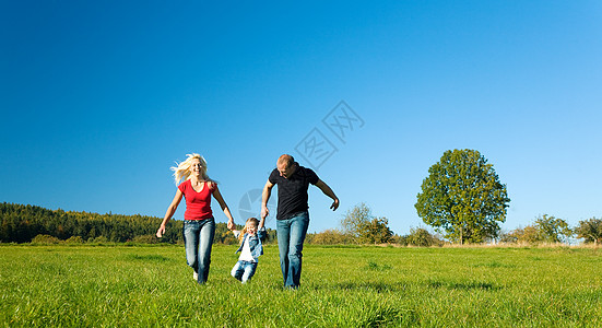 家在草地上太阳女孩孩子父亲爸爸晴天女儿天空微笑绿色图片