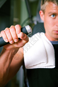 在健身房工作的男人身体闲暇重量健身肌肉训练力量运动数字俱乐部图片
