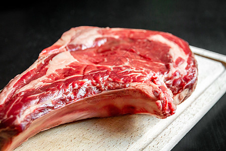 切肉板上的牛排肋眼屠夫砧板眼睛木板烹饪食物牛扒牛肉木头图片