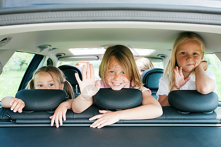 家庭乘车旅行妈妈女孩们后代汽车车辆父亲车皮母亲兄弟姐妹孩子们图片