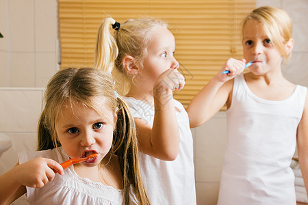 刷牙儿童孩子们姐妹女孩姐姐卫生家庭牙科刷子女儿浴室图片