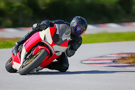 摩托车倾斜到赛道的快角电路行动转弯力量赛车手平移锦标赛赛车角落运动图片