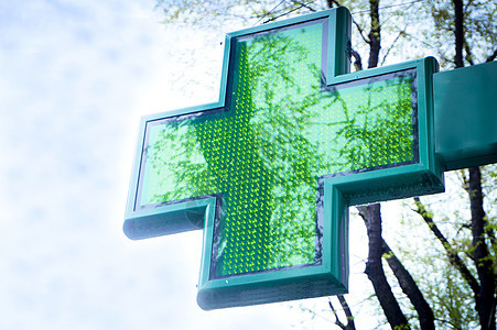 蓝天空背景的绿十字药店符号招牌蓝色药品药物援助店铺卫生处方情况天空图片