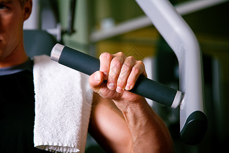 在健身房工作的男人重量机器运动闲暇俱乐部娱乐身体力量数字锻炼图片