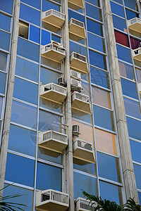 商用大楼外墙的空调空调机器具窗户通风护发素维修温度办公楼制冷建筑冷却剂图片
