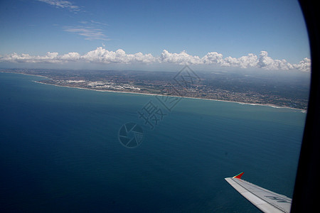 飞行期间的飞机窗口视野天线航班地平线气氛座舱喷射乘客运输旅行图片