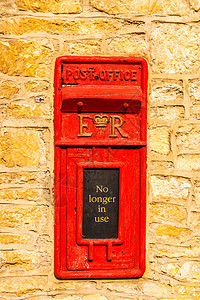 墙上的旧红色信箱 传统的邮局送信方式金属风格黄铜旅行建筑学邮箱框架门把手邮政送货图片