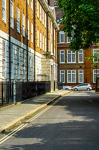 典型的英式建筑 沿街成排的住宅楼大街财产景观阳台窗户房子住房栏杆人行道街道图片