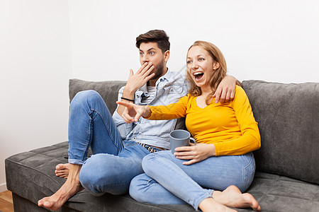 情侣在沙发上相爱 看电视 笑着图片
