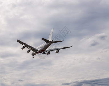 乘坐蓝色空中的客机 载云 游轮飞机 运输业引擎运输涡轮航班乘客航天排气航空空气高度图片