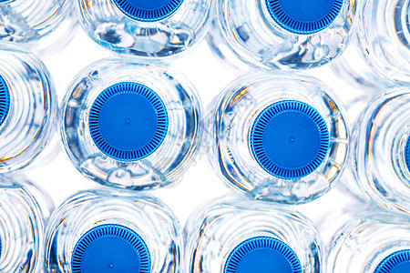 半升半公升塑料瓶白色蓝色团体生态苏打液体回收饮料瓶子杯子图片