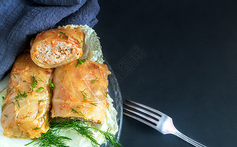 配有肉类和水稻传统俄罗斯食品的包菜卷心菜碎肉油炸萝卜猪肉青菜蔬菜食物美食牛肉烹饪图片