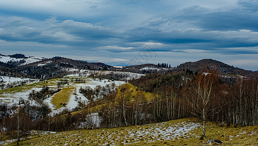罗马尼亚山区美丽的冬季景观 Fantanele 村地区 锡比乌县 Cindrel 山脉 罗马尼亚草地森林树木风景旅行全景天空橙子图片