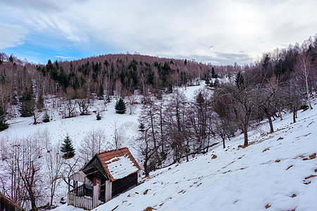罗马尼亚山区美丽的冬季景观 Fantanele 村地区 锡比乌县 Cindrel 山脉 罗马尼亚旅游旅行季节房子蓝色森林天空高地图片