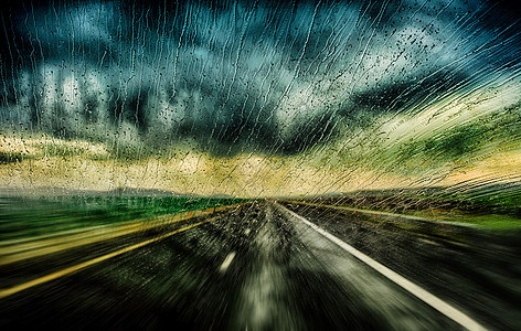 在雨季和滑滑的道路上 危险 模糊不清的驾驶车图片