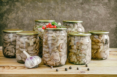 家罐头 玻璃罐子里的泡蘑菇胡椒白色植物盐水小吃美味腌料蔬菜饮食厨房图片