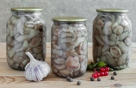 家罐头 玻璃罐子里的泡蘑菇小吃厨房密封蔬菜美味食物蘑菇胡椒烹饪香料图片