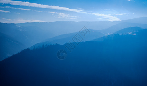 山上有雾和太阳日落假期旅游天空风景季节旅行场景岩石森林图片
