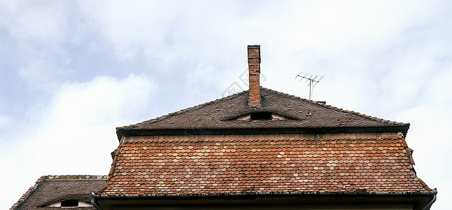 罗马尼亚用砖烟囱和旧电视天线制成的陶瓷屋顶制品电缆乡村模拟建筑学材料房子建筑黏土苔藓图片