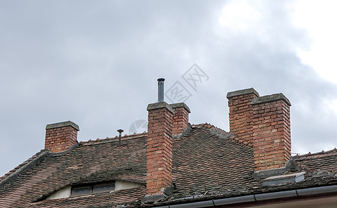罗马尼亚用砖烟囱和旧电视天线制成的陶瓷屋顶建筑学苔藓平铺乡村黏土模拟卵石材料房子地衣图片