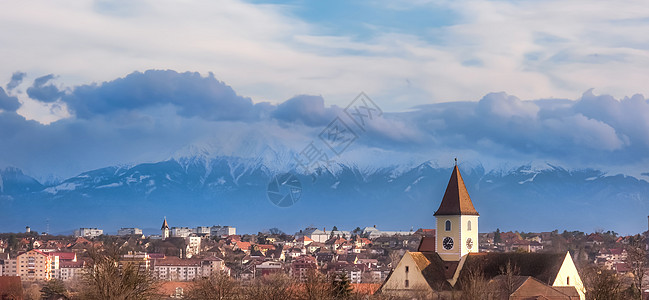 罗马尼亚西比乌市 后面有法加拉斯山脉教会城市全景太阳大教堂地标蓝色场景街道文化图片