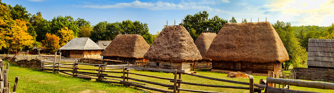 罗马尼亚传统村庄 有旧屋稻草屋顶和木栅栏的老房子图片