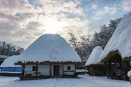 传统的罗马尼亚村庄 旧房子稻草用雪花遮盖着屋顶院子木材黏土建筑国家农场村庄乡村谷仓木头图片