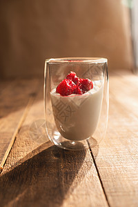 木制桌上配有酸奶和浆果的双玻璃杯营养奶昔牛奶玻璃桌子水果甜点奶油美食养分图片
