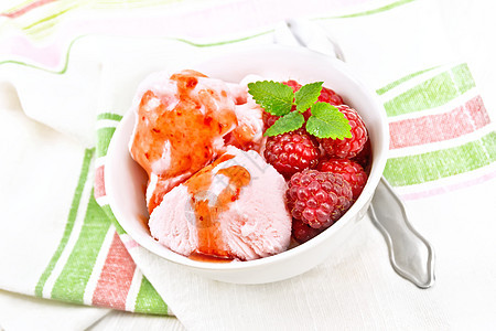 冰淇淋和糖浆加糖浆图片