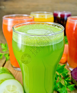 果汁黄瓜和蔬菜 加含蔬菜的玻璃图片