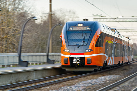直径橙色列车 爱沙尼亚新列车 快速轻型城市间和区域列车 生态客运运输柴油机铁路旅行单元速度平台机车基线车站电气图片