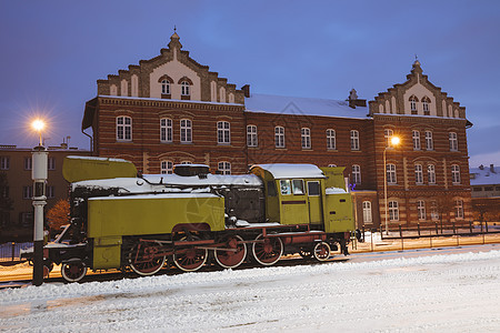 Rzeszow的老旧火车头车抛光城市铁路火车地标机车旅行市中心建筑日落图片