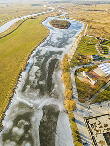 Pinczow全景天线城市日落飞机天际景观地标池塘建筑学市中心背景图片