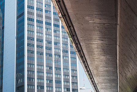 东京涉谷县的摩天大楼和商营楼旅游公共汽车市中心案件天空蓝色活动市民窗户首都图片