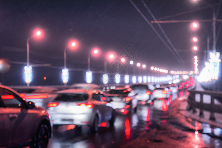 汽车和灯笼的闪亮灯光照耀着夜间城市湿沥青圆圈场景景观街道背景耀斑运输路灯交通反射图片