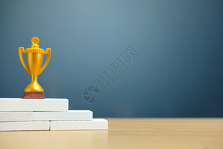 站在白色 podiu 上的金色奖杯运动青铜数字冠军插图庆典报酬仪式胜利成就图片
