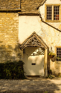 一座住宅楼的时尚入口 一个古老石墙 旧木门 典型的老英国建筑等令人感兴趣的外表行人时代街道石头栏杆大街窗户村庄城市人行道图片