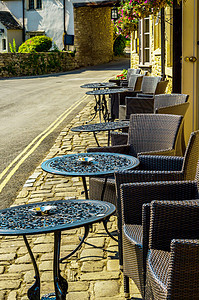 餐厅前的空桌子和椅子 餐厅外提供餐点的地方阳光晴天金工派对咖啡店午餐石头露台街道旅行图片