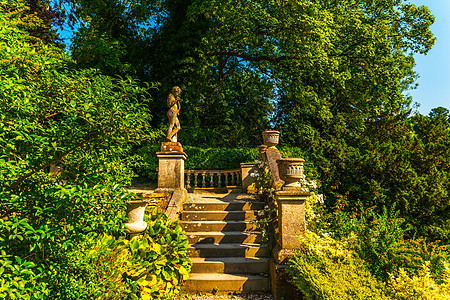通往花园的美丽的石头楼梯 古旧装饰建筑 石头栏护栏古董风格植物人行道雕塑灌木地面纪念碑旅游碎石图片