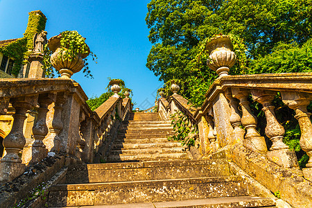 通往花园的美丽的石头楼梯 古旧装饰建筑 石头栏护栏水泥卵石历史雕塑植物建筑学装修纪念碑地面文化图片